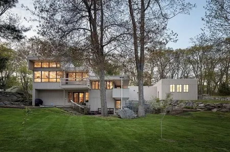 Sunny, spacious West Coast style house w/ movie room