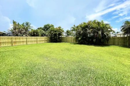 Centrally Located 4Br/2Ba Home with a Private Backyard Отели рядом с достопримечательностью «Порт-Сент-Люси Ботаникал Гарденс»