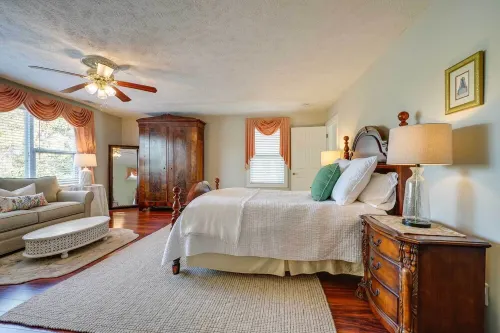 Waterfront Pet Friendly Fishing Pier, 5 Min to Beach, Sleeps 8+, Kayaks & Bikes!