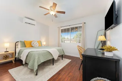 Village House - Hot Tub, Pool, walk to downtown shops
