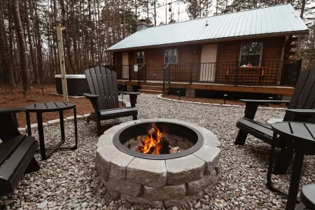 The Cabin At Hurdle Mills - Hot Tub & Fire Pit