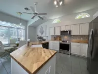 Private Heated Pool and Hottub , Pet Friendly, New Golf Cart , Close to Shopping