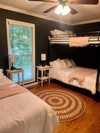 Private Mountain Haven: Hot Tub, Hiking & Activities Nearby Отели в г. Краб Крик