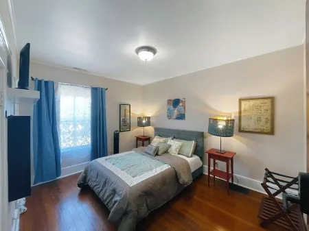 Victorian Home in Original Grandeur Downtown Отели в г. Howard County