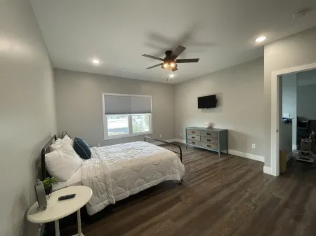 Historic Downtown Hermann Getaway-Walk to Wineries, Shops and Restaurants!