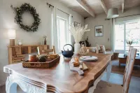 Gîte de Charme Entre Saint Rémy de Provence et Avignon Hotels in Eyragues