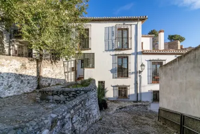 Beautiful house- Albaicín- City center. Parking for large cars Hotels in Beiro
