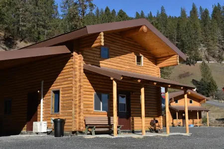 Modern log cabin with a cozy cabin feel along the Clearwater River.