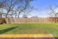 Cozy Pearland Getaway Home! Large backyard w/patio! 5 STAR REVIEWS. 하우스턴-클리어 레이크 대학 - 피어랜드 주변 호텔