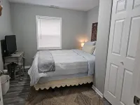 Pet Friendly 50) 2b/1b Cottage with Large Yard Just Off the Lake!