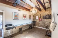 ☆ Historic Broughton St. Loft ☆ Mod-Industrial 2/2 w/View, Parking, Shuffleboard