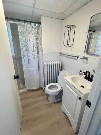 Falcon’s Corner Retreat; cozy ground floor apt