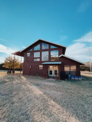 Mata'Zamo Cowboy Pool Cliffside Cabin, 900 Acres w/Trails, Farm Animals, Hiking