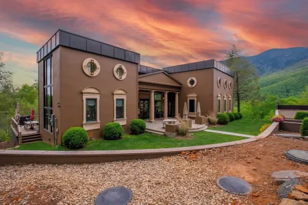 Redstone Mansion - Luxury Mountaintop Views of Pisgah National Forest
