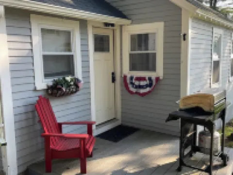 Cozy Cottage on Togus Pond Hotels in Augusta