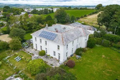 Caerhays Apartment With Outdoor Pool And Gardens In Historic Mansion House