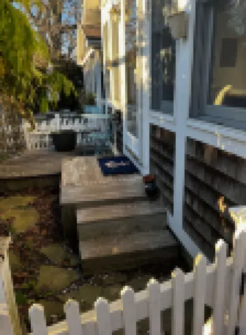 Free standing 1940s Artists Cottage East End near Commercial St. Parking! A/C!