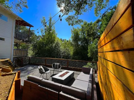 Fully Remodeled Private Wine Country Bungalow! Sunny Treetop Views, Luxury Beds