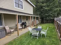 Comfy Spacious Home, Minutes to Beaches, King Bed, Sleeps 9, WiFi, Dog friendly