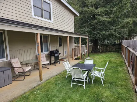 Comfy Spacious Home, Minutes to Beaches, King Bed, Sleeps 9, WiFi, Dog friendly