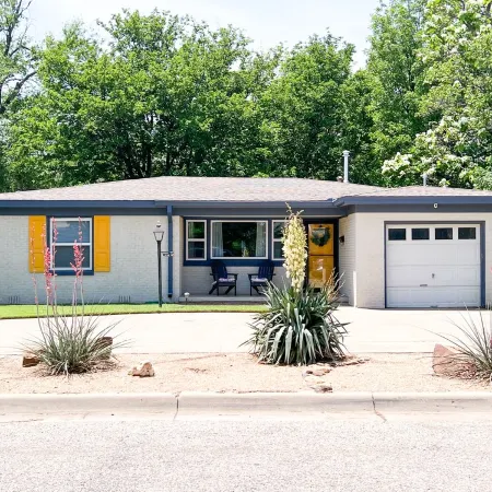 The Yellow Door- Close to I-40, Garage, B-ball Court, Fire-pit and Grill