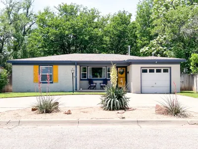 The Yellow Door- Close to I-40, Garage, B-ball Court, Fire-pit and Grill Hotels near Walgreens