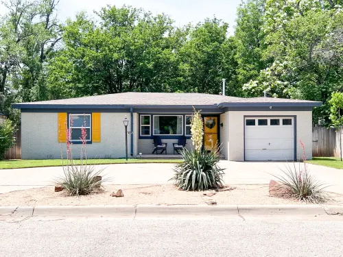 The Yellow Door- Close to I-40, Garage, B-ball Court, Fire-pit and Grill