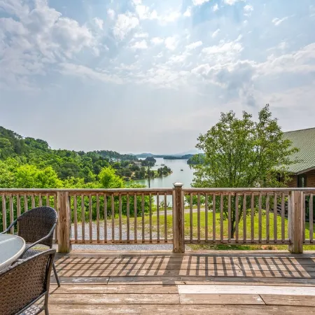 Unforgettable Sunrise View, Dual Living Spaces & on Douglas Lake by Pigeon Forge