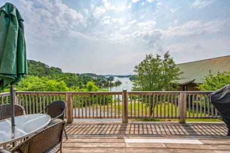Unforgettable Sunrise View, Dual Living Spaces & on Douglas Lake by Pigeon Forge