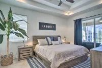 NEW! Stunning Home: Outdoor Heated Pool, Screened Lanai, close to the beach! Cape Coral Sport Complex附近的飯店