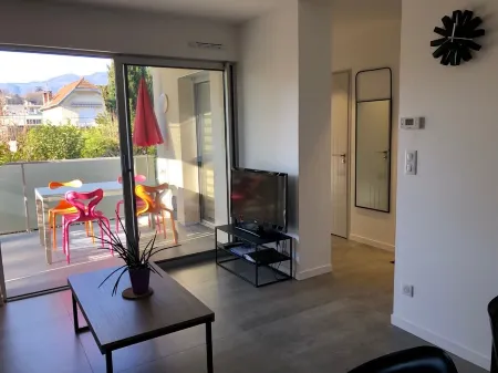 T2 Vacances et Cures Avec Terrasse EN Centre Ville Отели в г. Экс-ле-Бен