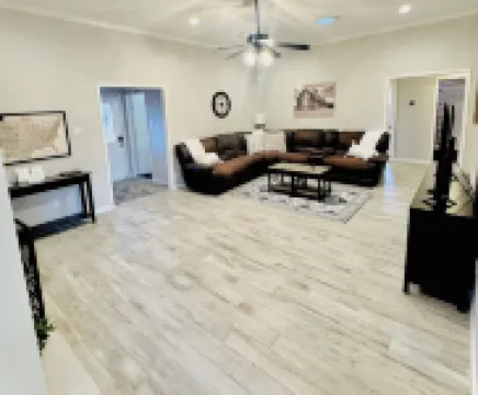 Backyard Oasis with Private Pool, SPA and Putting Green only 2 Miles from TAMU!