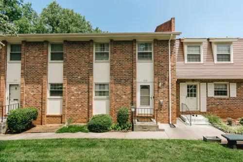 Modern townhome in Lynchburg! 3 bed 2.5 bath Only minutes from everything! Cozy!