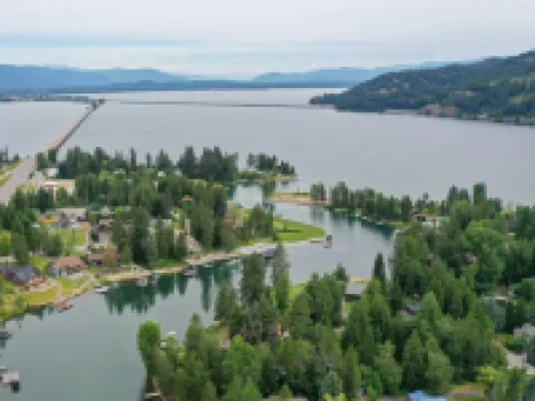 Your Lake Pend Orielle Get Away, beautiful waterfront home with private dock Ξενοδοχεία στην πόλη Sagle