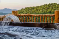 TIMBER RIDGE / LONG RANGE MOUNTAIN VIEWS / HOT TUB  / GAME ROOM / PET FRIENDLY