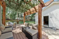 Home by the river, 5 Bedrooms, 5-minute walk to Children Museum, POOL TABLE!