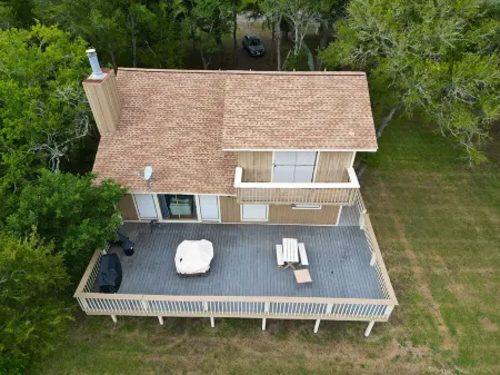 Minutes to the Beach! Family friendly House with lots of fishing oppurtunity!