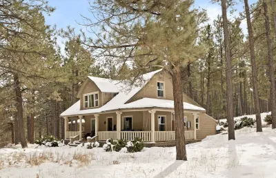 Serene Historic Cottage: Mountain Views, Hot Tub, Fire Pit, Fireplace, Snowbowl 카치나 피크스 와일더네스 주변 호텔