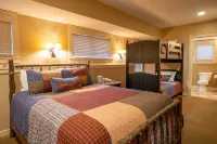 Cozy  Mountaintop Condo at Crystal Mountain Resort with Amazing Fall Colors!