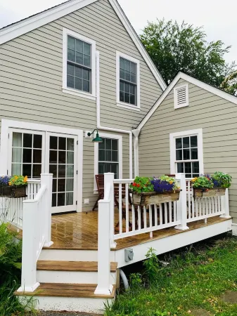 Charming Farm Abode with gourmet food and access to lake, trails & farm fun