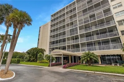 Upscale condo steps from gorgeous Vanderbilt beach 임페리얼 스퀘어 쇼핑센터 주변 호텔