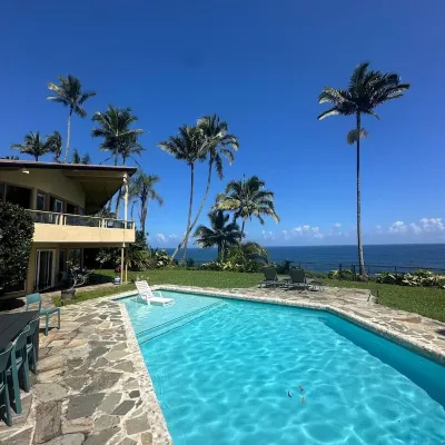 OCEANFRONT DUPLEX, with POOL, SAUNA and steps from BEACH 鄰近荷諾利海濱公園的酒店