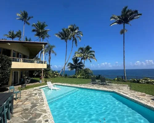 OCEANFRONT DUPLEX, with POOL, SAUNA and steps from BEACH ヒロのホテル