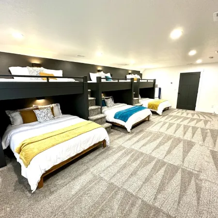 Luxury Home! Hot Tub, SportCourt, Putting Green, & BunkRoom for kids!