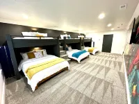 Luxury Home! Hot Tub, SportCourt, Putting Green, & BunkRoom for kids!
