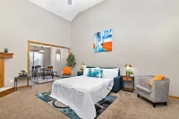Oak Haven: 3 King Beds + 1 Queen Bed Fast Wi-Fi + FREE Parking - Sleeps 8 People