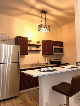 Near Downtown & Attractions, Airport, Spacious, the Green House Unit B Отели рядом с достопримечательностью «T3»