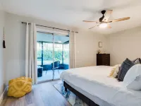 Newly renovated 2 Bed, 2bath home with private fenced in backyard. 올랜도중심가 호텔