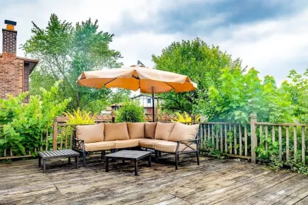 Spacious 3br home near Chicago, fenced yard for pets