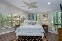 Enchanting Lake Texoma Cabin with Hot Tub